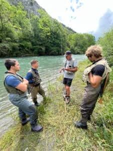 Des échanges techniques au bord de la rivière